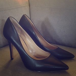 BCBG MaxAzria classic PUMPs